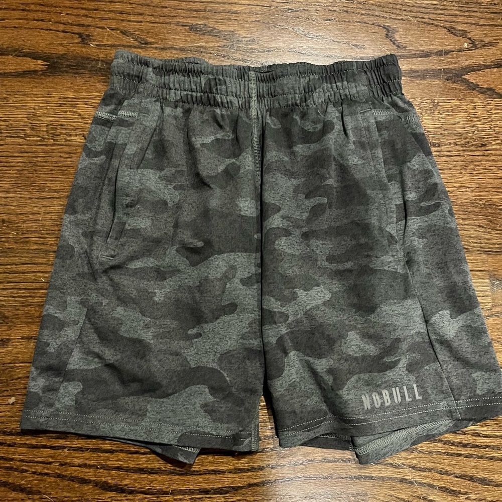 Men’s camo Nobull shorts